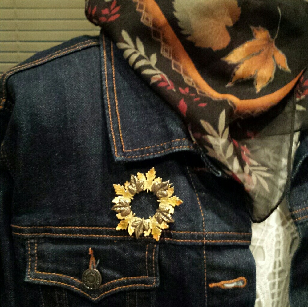 Fall leaf pin - Picture 3 of 3
